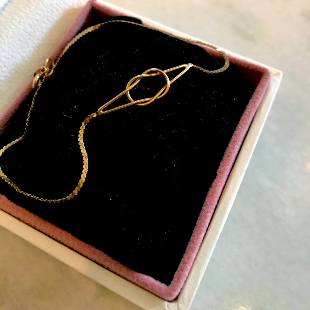 Pretty 10kgold knotted friendship bracelet.Likenew